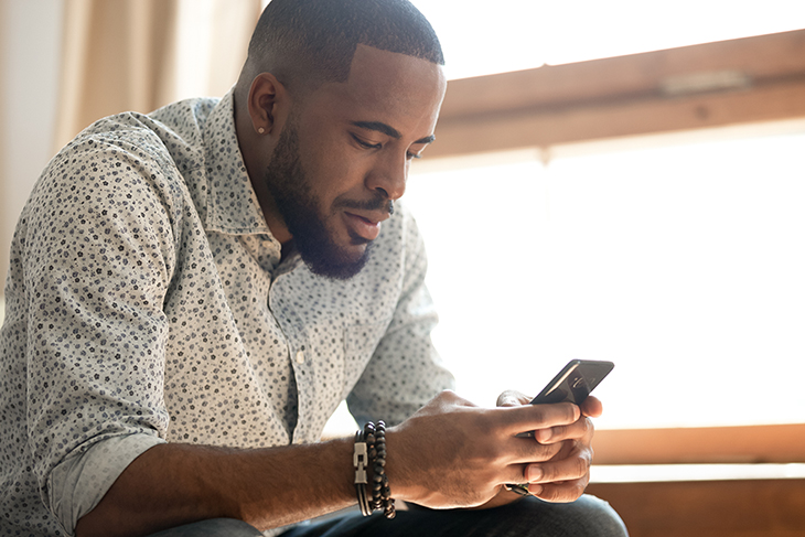 Man browsing webpopular.net social media advertising